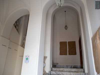 Entrando dall�ingresso di sinistra accediamo allo scalone interno...